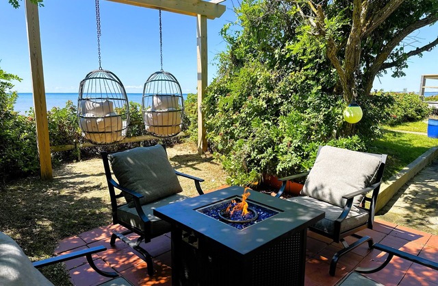 Castaway Cottage on the bay~Dog Friendly Too!