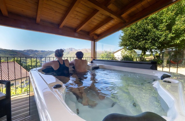 Castelo Gerês | Exquisite Eco-Cottage - jacuzzi