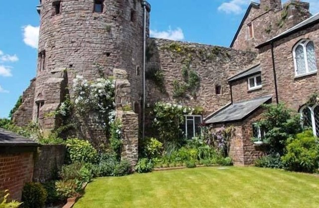 CASTLE BARTON, family friendly, luxury holiday cottage in Tiverton