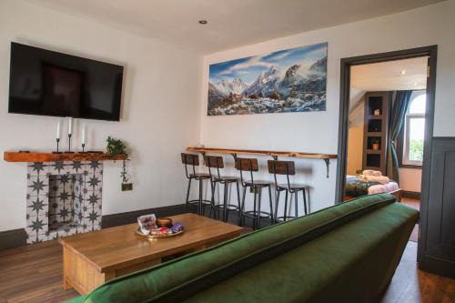Cathedrals View - 2-4 bed Top-floor Apt in Exeter - Self Check in, Free Parking!