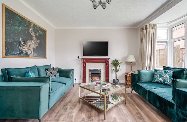 Cavehill View. An elegant 4 BR house with parking. Your perfect Belfast retreat!