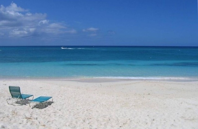 Cayman Reef #3 - One bed condo with King Bed great location on Seven Mile Beach