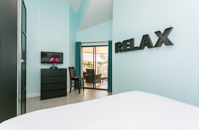 *🌴 Cayman Reef 57 COMPLETELY RENOVATED! 3 King Beds Granite Stainless Modern