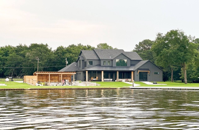 Cedar Creek Lakefront escape w/pool, boat launch, pickleball, theater, arcade