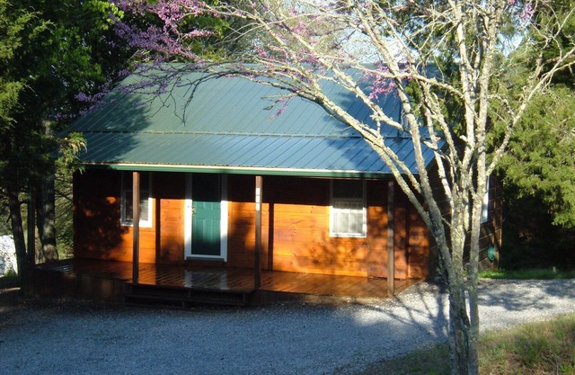 CEDAR CREST CABIN NEAR DOUGLAS LAKE. 30 MILES AWAY FROM GATLIN BURG.