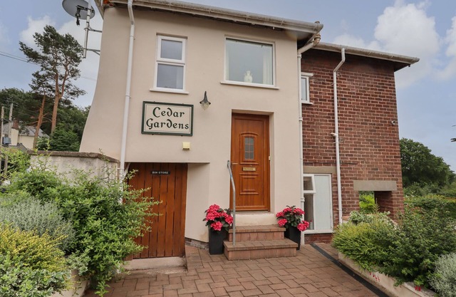 CEDAR GARDENS, family friendly in Llanbedr-Dyffryn-Clwyd