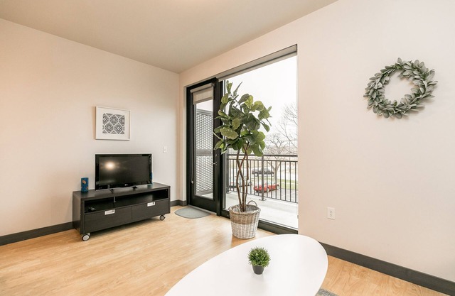 Cedar Rapids Modern Apartment Long Term Rental