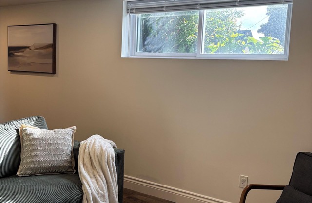 Cedar Suite - Cozy fireplace, full kitchen & in-suite laundry