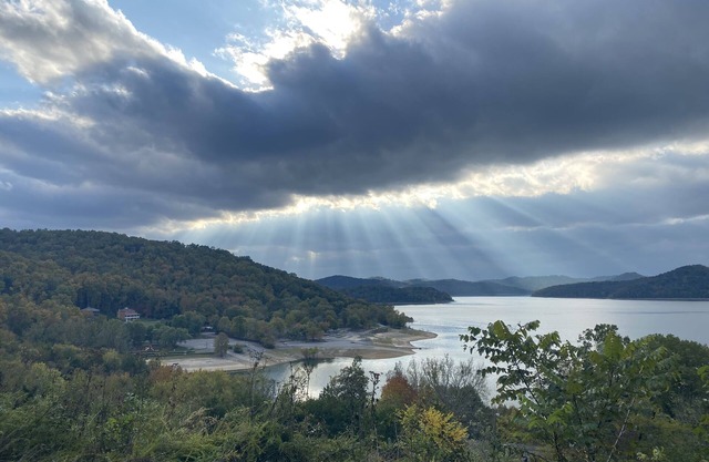 CENTER HILL XL CABIN min to I-40 Lake views all year walkable Hurricane Marina