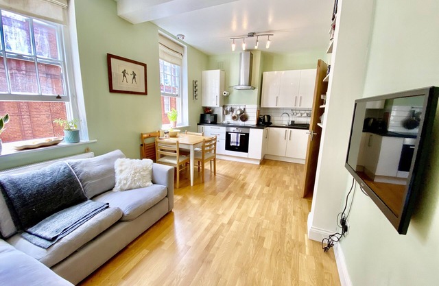 Central 2 Bedroom Flat - CONTACT US FOR PRICES FOR 90 DAY+ STAYS!