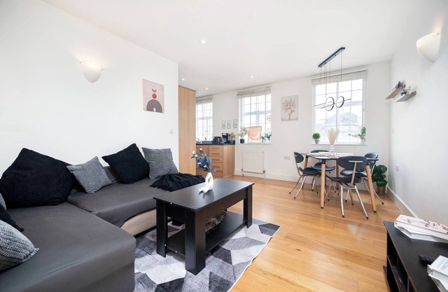 Central 2BR Fast Wi-Fi Ideal for Travellers