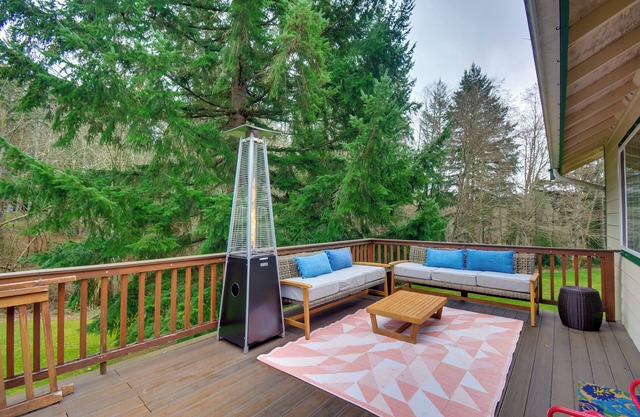 Central 4-Acre Cottage w/Deck: Walk to Bay!