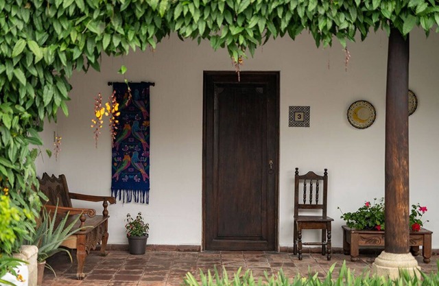 Central Antigua colonial apartment with kitchen