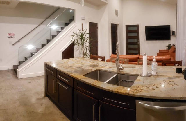 Central Austin Private Modern 1BR 1.5BA Home w/Balcony, Full kitchen, W/D, WiFi