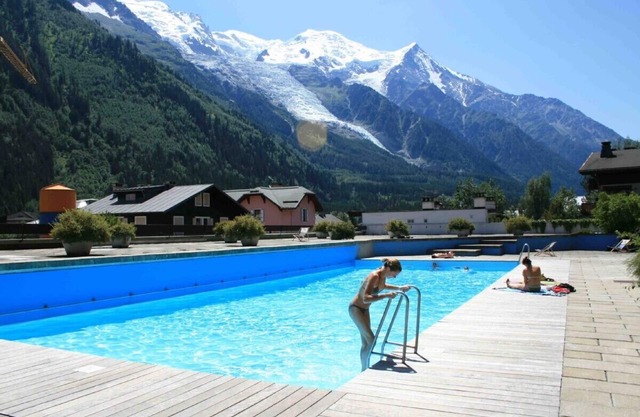 Central Chamonix apartment with swimming pool, parking & Mont Blanc views
