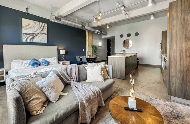 Central Dallas 1BD Stylish Stay Sleeps 12 Parking