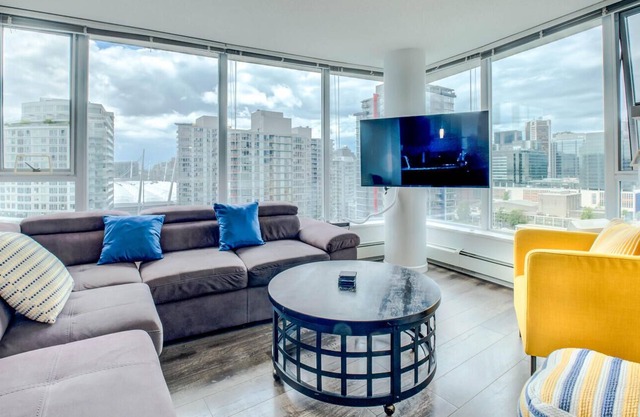 Central Downtown 2 bed/2 bath condo across Rogers Arena