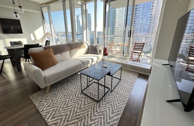 Central Downtown: Bright, Modern 1.5br Condo, Sleeps 5 + Pool/AC/Gym