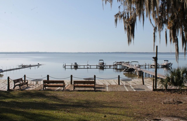 Central Florida, Winter Get Away, near the Villages, on beautiful Lake Weir.