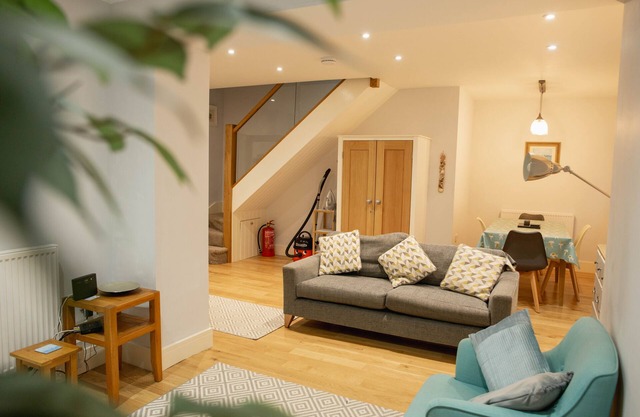 Central Kingsbridge 2 Bedroom Modern Dog Friendly Cottage