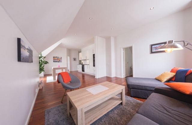 Central modern penthouse apt w / parking incl.