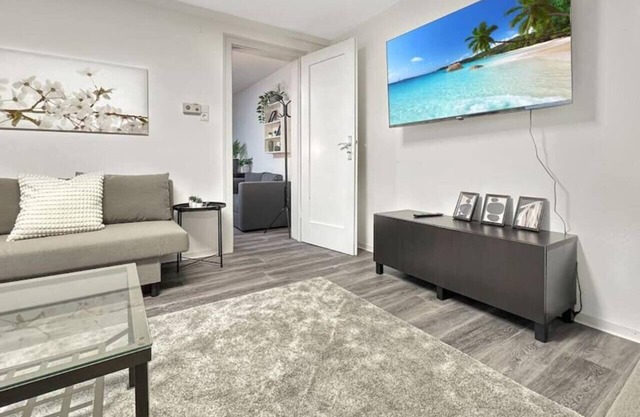 Central Stuttgart Apt - Sleeps 8