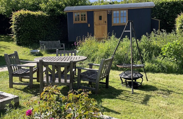 Centrally heated 5 star cosy traditionally built Shepherds Hut w/en suite WC.