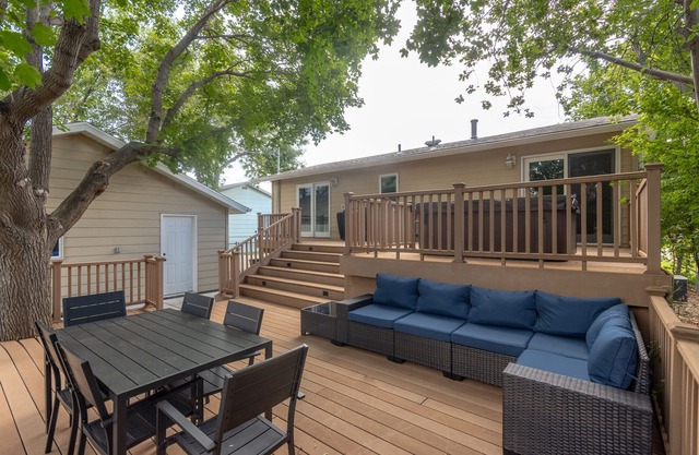 Centrally located, huge shaded patio with hot tub! Entire place to yourself!