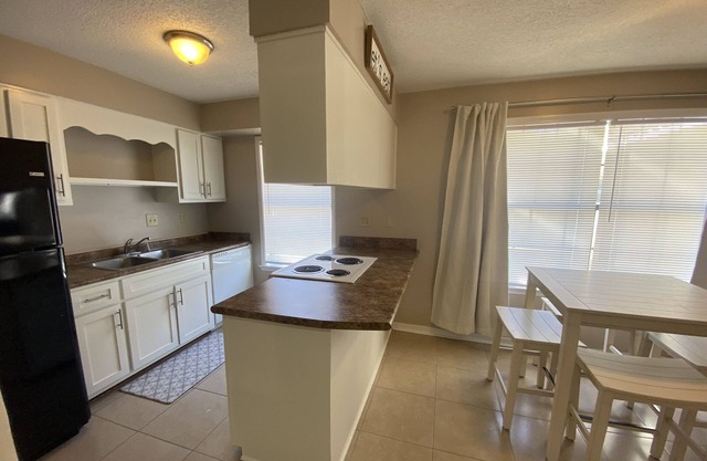 Centrally Located to bases and beaches/ 3 Bedroom