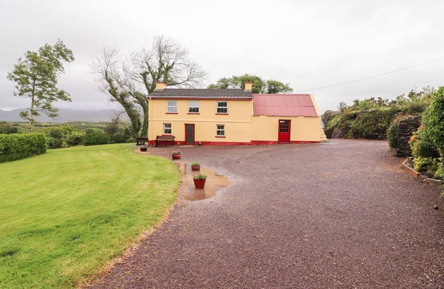 CEOL NA N'EAN, pet friendly, with open fire in Sneem, County Kerry