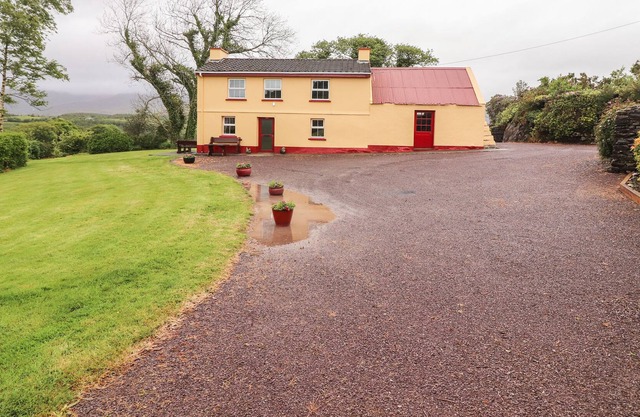 CEOL NA N'EAN, pet friendly, with open fire in Sneem, County Kerry