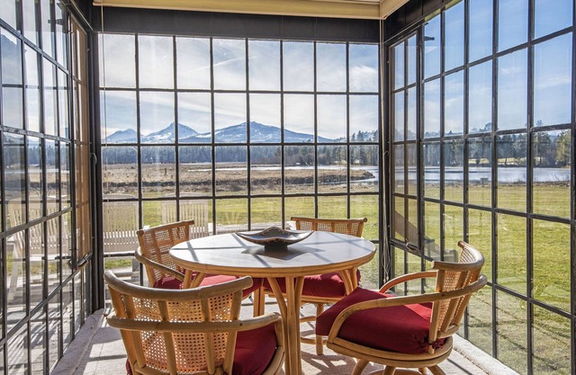 CH059 | REDUCED RATES THRU 2025 - Pet freindly with Lake & Mountain views!