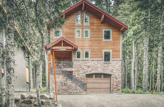Chalet am Berg, gourmet kitchen, 3 fireplaces, BBQ, hot tub, dogs welcome