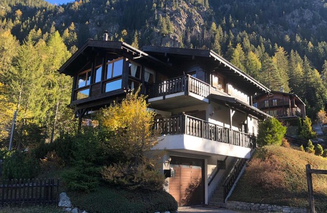 Chalet au Paradis with great views, hot tub, sauna & garden