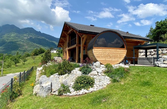 Chalet 'Cœur De Mélèze' with Mountain View, Private Terrace and Wi-Fi