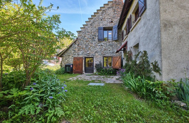 Chalet 'De L'ulmjc De Grenoble' with Mountain View and Private Garden
