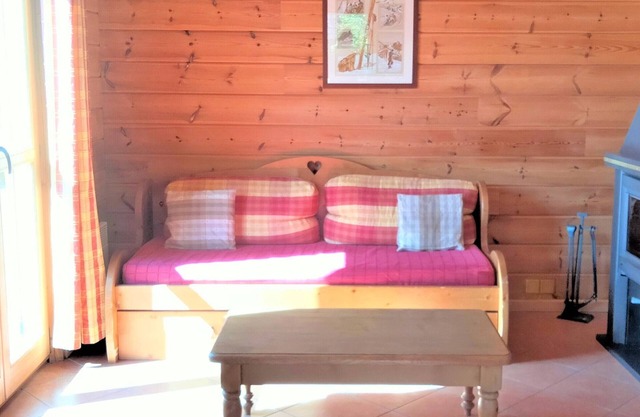 Chalet for 6 with pool & parking, La Joue du Loup