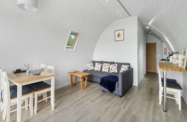 Chalet in Hertford with Lakeview Hot Tub