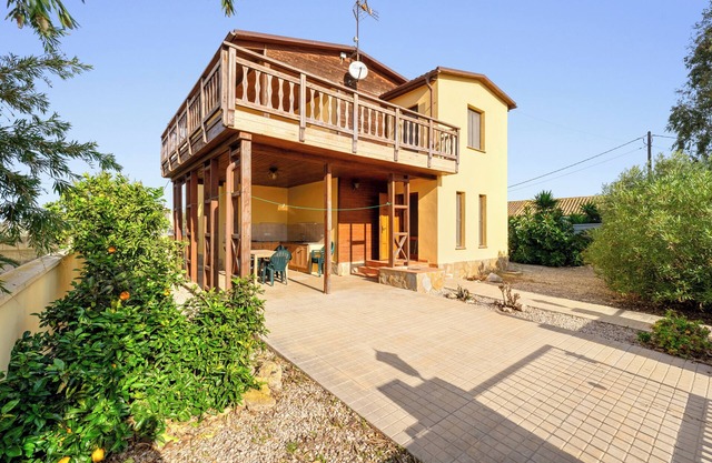Chalet 'La Casa De Clara Y Roger' with Shared Terrace, Balcony and Wi-Fi