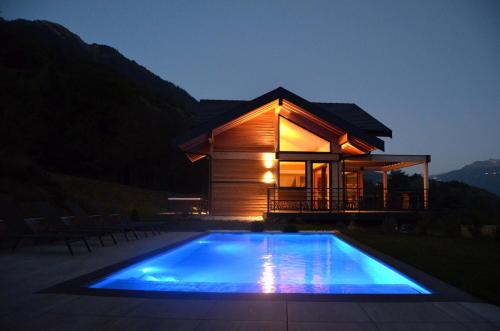 Chalet neuf, Jacuzzi, piscine privée mai-sept, pétanque, proche Paradiski