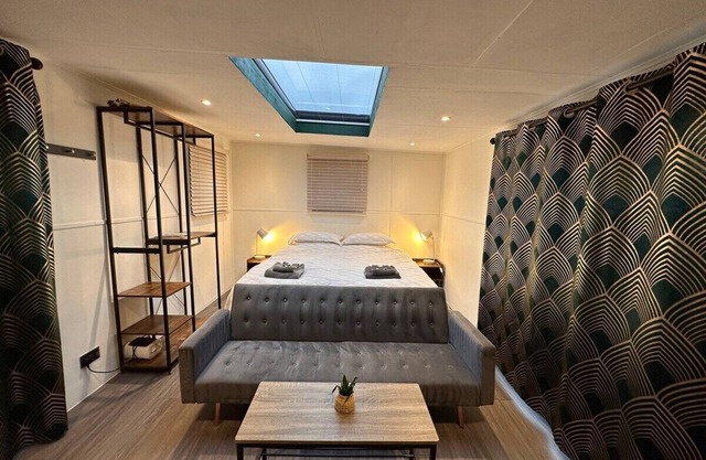 Chalet with Skylight, Patio,Ensuite + HotTub/Sauna