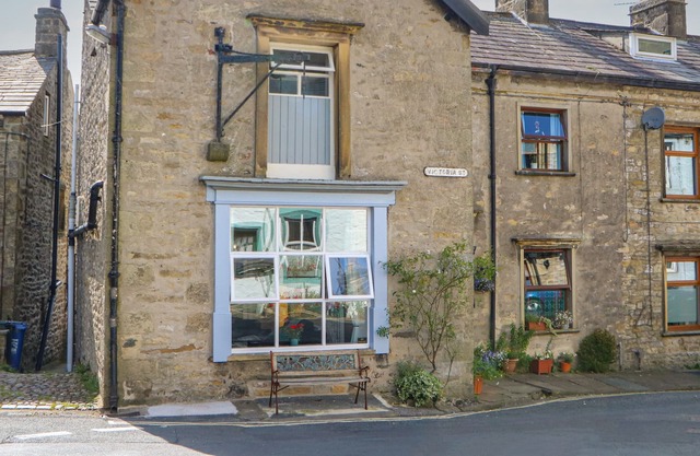 CHANDLERS COTTAGE, pet friendly, with a garden in Settle