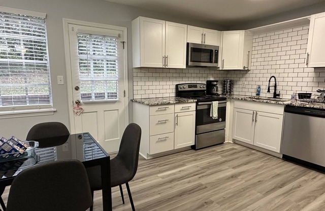 Chapel Hill Haven: Urban Retreat near shops & Eats