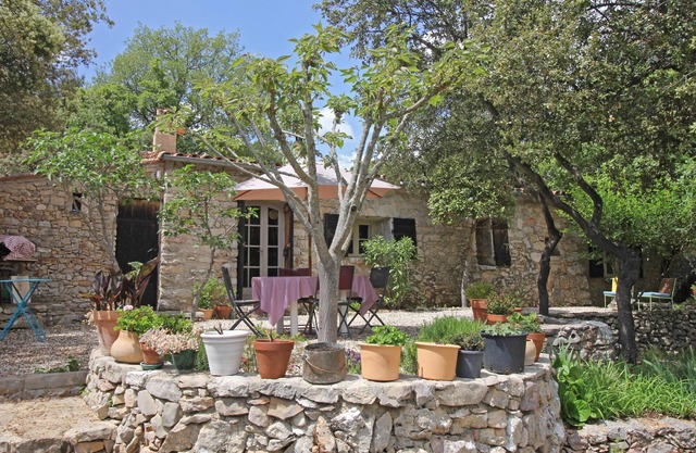 Characteristic bergerie with swimming pool