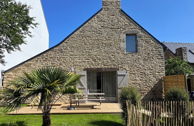 Charm in the heart of the village: house with sunny garden close to the sea