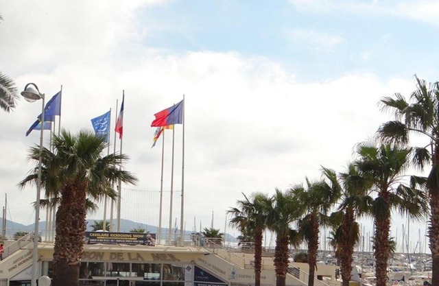 Charmant T2 cabine 40m², centre-ville, balcon, clim, ascenseur, à Cavalaire-sur-Mer - FR-1-100-224