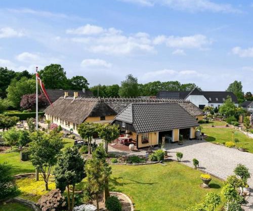 Charmerende stråtag strå hus (med Vildmarksbad)