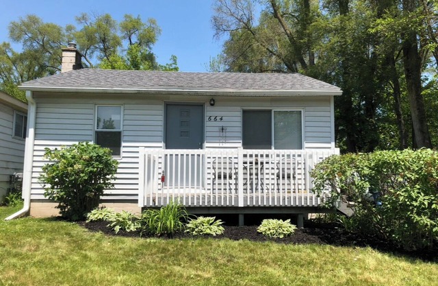 Charming 1-bedroom house with WiFi and AC in fabulous Wolverine Lake