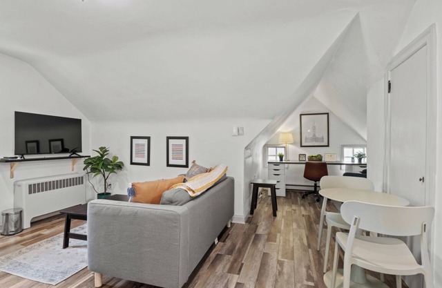 Charming 1-bedroom apartment with workspace in central Hatfield
