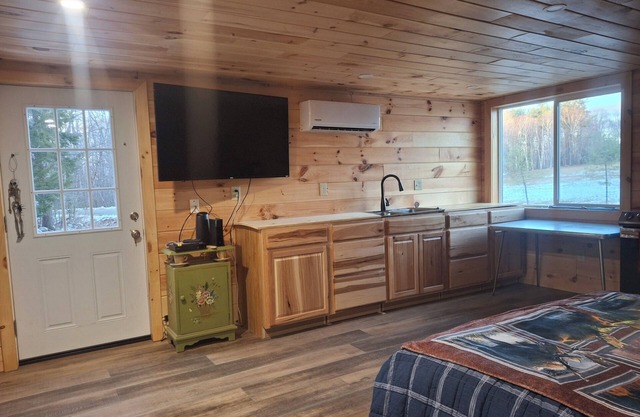 Charming 1-bedroom apartment in Monmouth with AC, WiFi. Several lakes nearby.
